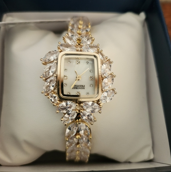 Elegant Gold Women's Watch - Picture 2 of 4